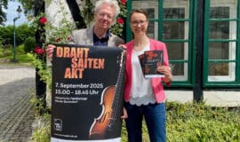 7. September: "DrahtSaitenAkt" in Iserlohn Gitarrist Thomas Kirchhoff und Museumsleiterin Dr. Sandra Hertel bei der Vorstellung des Barendorfer Musikfestes „DrahtSaitenAkt“ 2025 - Foto Stadt Iserlohn
