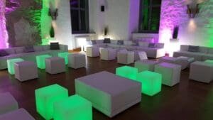 Blick in die White Line Lounge: Sofaelemente, Loungetische und Cubes mit akkubetriebener LED-Technik. Farben und Farbmischungen aus RGB sind möglich, ebenso weiße Beleuchtung ist möglich. Jedes Element lässt sich einzeln ansteuern, beispielsweise im Corporate Design - Foto lounge4event