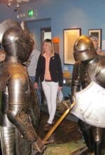 Familienführung im Südsauerlandmuseum in Attendorn, sind ein Ausflugsziel für Eltern und Kinder. Am 10. August 2025 lautet das Thema "Gut behütet" - Foto Südsauerlandmuseum