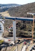 Zur nahenden Fertigstellung der neuen A45-Rahmedetalbrücke wird am 4. Oktober 2025 ein Brückenfest gefeiert. Das Foto zeigt die Brückenbauarbeiten zum Zeitpunkt der "Stahlhochzeit" - Foto Autobahn Westfalen