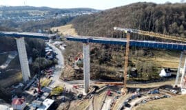 Brückenfest an der neuen Rahmedetalbrücke Zur nahenden Fertigstellung der neuen A45-Rahmedetalbrücke wird am 4. Oktober 2025 ein Brückenfest gefeiert. Das Foto zeigt die Brückenbauarbeiten zum Zeitpunkt der "Stahlhochzeit" - Foto Autobahn Westfalen