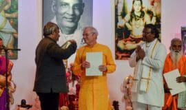 Sukadev Bretz im Vorstand von Hindu Forum Germany Abhishek Dubey überreicht Sukadev Bretz den Ehrenschal