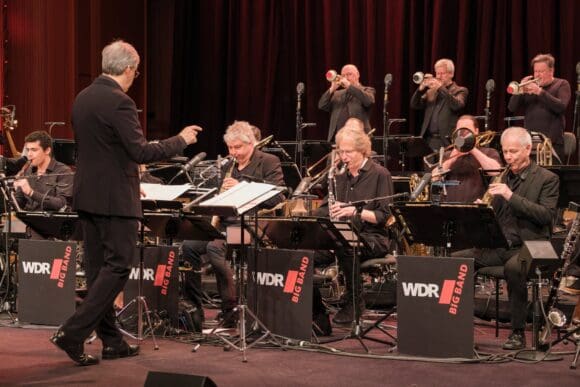 Die WDR Big Band und der vielfache Grammy Gewinner Vince Mendoza spielen am 21. November 2025 ab 20 Uhr in der Lindenbrauerei in Unna - Foto WDR/Simin Kianmehr