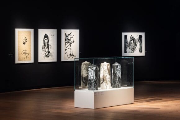 Ausstellungsansicht aus der Ausstellung „Schwarz & Weiß – Kontraste der Sammlung“. Sie ist bis zum 1. März 2026 im Gustav-Lübcke-Museum in Hamm zu sehen - Foto GLM / Roland Baege