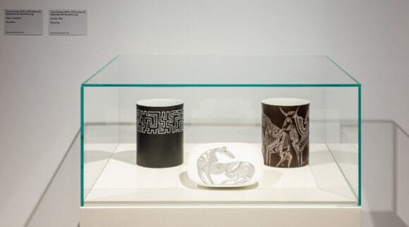 Ausstellungsansicht aus der Ausstellung „Schwarz & Weiß – Kontraste der Sammlung“ im Gustav-Lübcke-Museum in Hamm. Hier Entwurfsarbeiten von Cuno Fischer in einer Ausführung der Rosenthal AG - Foto GLM / Roland Baege