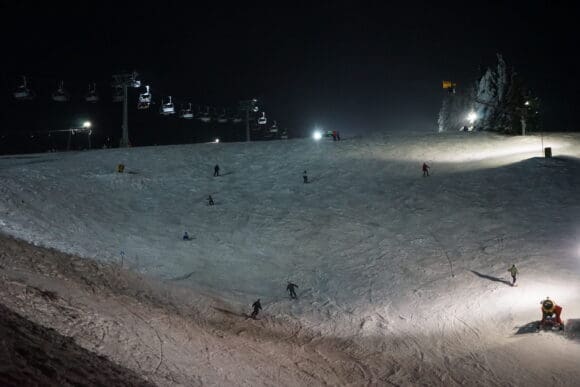 In Neuastenberg lädt das Skigebiet Silvester zum Skifahren bei Flutlicht ein. Mehrere Strecken stehen zur Verfügung - Foto postwiese.de