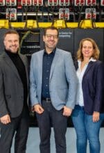 Foto (Universität Paderborn, Thorsten Hennig): (v. l.) Die Projektpartner*innen Andreas Thomasch (Lenovo), Universitätspräsident Prof. Dr. Matthias Bauer, Computerwissenschaftler Prof. Dr. Christian Plessl, Judith Schröter (Lenovo) und Oliver Kill (pro-com Datensysteme GmbH) freuen sich über das neue IT-Herzstück der Universität Paderborn