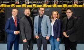 Otus ist der neue Superrechner in Paderborn Foto (Universität Paderborn, Thorsten Hennig): (v. l.) Die Projektpartner*innen Andreas Thomasch (Lenovo), Universitätspräsident Prof. Dr. Matthias Bauer, Computerwissenschaftler Prof. Dr. Christian Plessl, Judith Schröter (Lenovo) und Oliver Kill (pro-com Datensysteme GmbH) freuen sich über das neue IT-Herzstück der Universität Paderborn