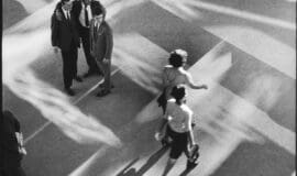 Foto (Ausschnitt) in der Ausstellung „Astonish me! Fotografie aus der Sammlung Koetzle“ in der Städtischen Galerie Iserlohn - Foto René Burri - Gesundheitsministerium, Rio de Janeiro, 1960 - Foto Estate René Burri