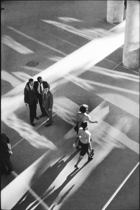 Foto in der Ausstellung „Astonish me! Fotografie aus der Sammlung Koetzle“ in der Städtischen Galerie Iserlohn - Foto René Burri - Gesundheitsministerium, Rio de Janeiro, 1960 - Foto Estate René Burri