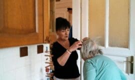 Pflegedienste: Selbstbestimmt im Alter leben Pflege